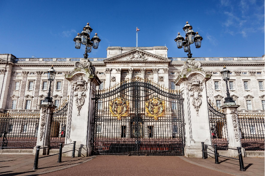Visit Buckingham palace
